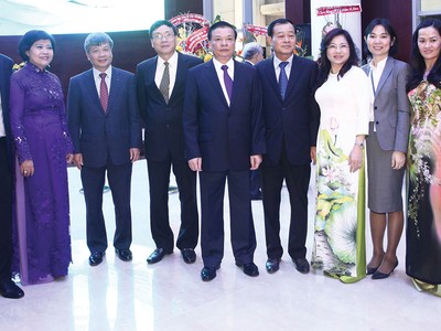 Bộ trưởng Bộ Tài chính Đinh Tiến Dũng, Thứ trưởng Bộ Kế hoạch và Đầu tư Nguyễn Thế Phương cùng lãnh đạo ngành tại Lễ trao giải ARA 2014