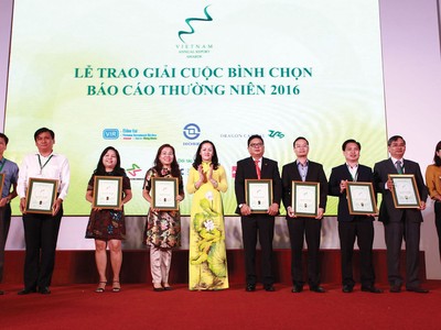 Bà Ngô Viết Hoàng Giao, Phó tổng giám đốc HOSE trao giải cho các DN năm 2016