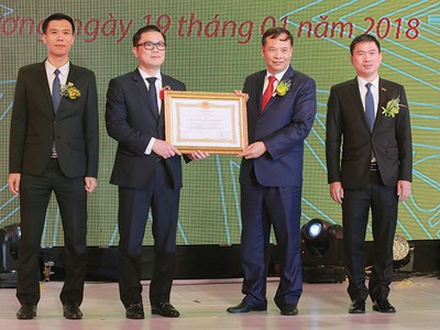 Ban lãnh đạo Công ty cổ phần Nhựa và môi trường xanh An Phát đón nhận Huân chương Lao động hạng Ba tại Lễ kỷ niệm 15 năm thành lập 