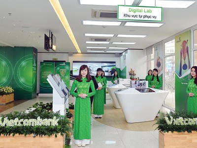 Khách hàng đến với Vietcombank luôn được trải nghiệm những dịch vụ ngân hàng thân thiện, hiện đại