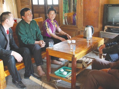 Đến tận nhà tư vấn sử dụng vốn vay cho đồng bào