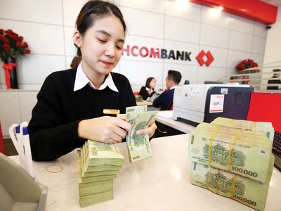 Để ngân hàng duy trì hoạt động bình thường, người khổ nhất không phải là nhân viên...