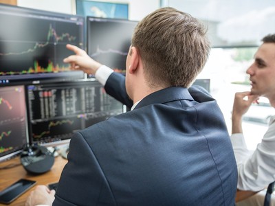 10 năm trước, chỉ 200 quỹ đầu tư cam kết coi ESG là yếu tố ưu tiên ra quyết định đầu tư. Hiện nay số lượng này là hàng chục nghìn quỹ, với quy mô đầu tư hàng tỷ USD