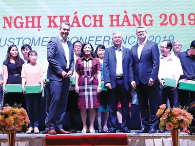 Hội nghị khách hàng Pymepharco với sự tham dự của ông Peter Goldschmidt, Tổng giám đốc Tập đoàn Stada (Đức) và ông Huỳnh Tấn Nam - Tổng giám đốc Pymepharco.