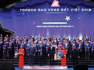 Ông Chu Nguyên Bình, Phó tổng giám đốc 
BAC A BANK nhận giải Sao Vàng Đất Việt 2018