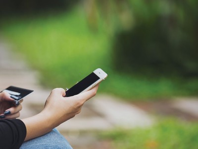 Thanh toán điện tử qua điện thoại di động ngày càng thu hút lượng lớn khách hàng 