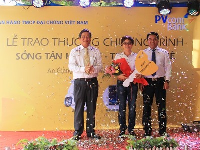 PVcomBank trao giải cho khách hàng trúng xe máy Vespa