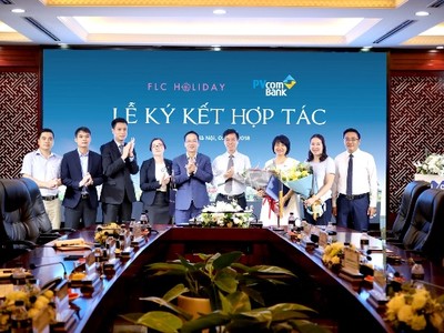 Đại diện PVcomBank và FLC Holiday ký kết hợp đồng hợp tác 
