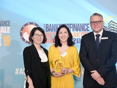 Đại  diện PVcomBank nhận giải thưởng từ Ban tổ chức