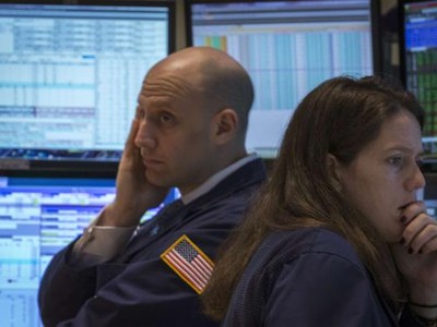 Phố Wall có phiên đầy biến động do các dữ liệu trái chiều - Ảnh: Reuters