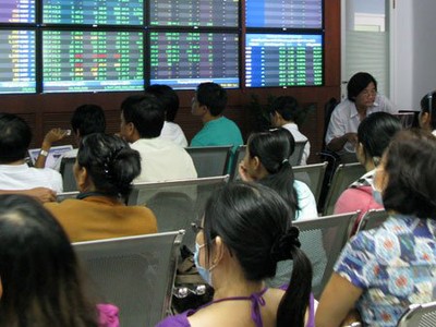 Thị trường tài chính 24h: Nhà đầu tư chứng khoán lại sợ “lỡ tàu”