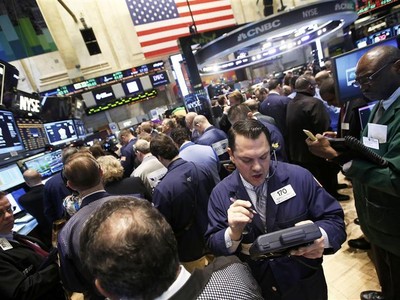 Phố Wall quay đầu giảm điểm sau khi nhận tin dữ - Ảnh: Reuters