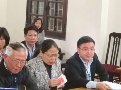 Bà Phạm Đặng Diệp Linh (giữa) bật khóc trước tòa vì uất ức