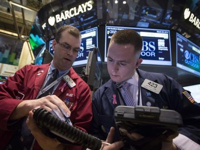 Dù có chút "thót tim" cuối phiên, nhưng Phố Wall vẫn duy trì sắc xanh trong phiên cuối tuần - Ảnh: Reuters