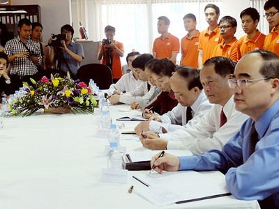 Chủ tịch Ủy ban Trung ương Mặt trận Tổ quốc Việt Nam Nguyễn Thiện Nhân (ngoài cùng bên phải) thăm và làm việc với FPT Singapore