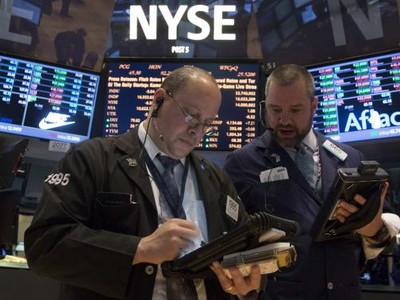 Lo ngại rủi ro, giới đầu tư đã thực hiện chốt lời, kéo phố Wall giảm điểm trong phiên cuối tuần - Ảnh: Reuters