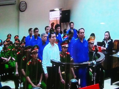 Các bị cáo nghe HĐXX luận tội - Ảnh: Dân trí