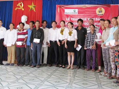 Vietcombank ủng hộ gần 500 triệu đồng giúp ngư dân miền Trung bám biển