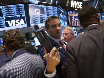 Nỗi sợ của giới đầu tư Phố Wall tăng mạnh trong phiên đầu tuần - Ảnh: Reuters