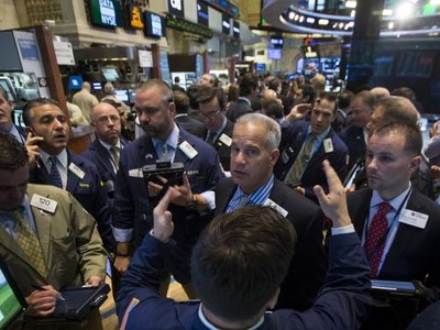 Giới đầu tư hứng khởi với thông tin về lạm phát vừa được công bố - Ảnh: Reuters