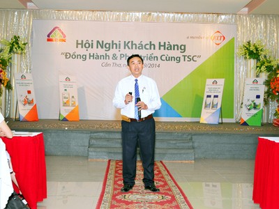 Lãnh đạo Công ty Nông dược TSC chia sẻ với khách hàng tại Hội nghị 