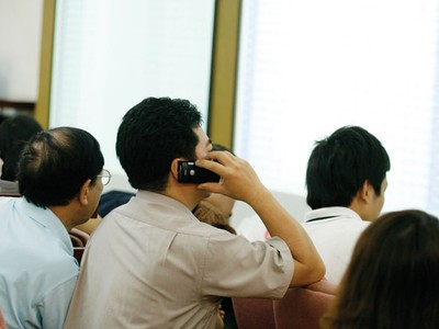 Sóng gió chưa qua