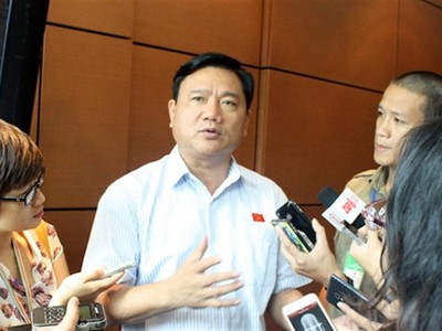 Bộ trưởng Bộ Giao thông - Vận tải trả lời báo chí bên hành lang Quốc hội tại kỳ họp thứ 8 - Ảnh: Internet