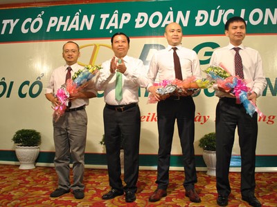 Ông Bùi Pháp, Chủ tịch HĐQT DLG tặng hoa cho 3 thành viên HĐQT mới 