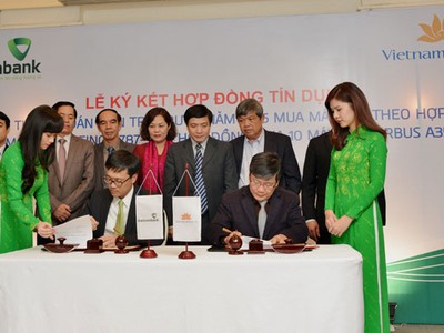 Ông Phạm Quang Dũng, Tổng giám đốc Vietcombank (bên trái) và ông Phạm Ngọc Minh, Tổng giám đốc Vietnam Airlines đại diện cho 2 bên ký kết hợp đồng tín dụng