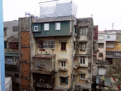 Hà Nội: Chủ căn hộ tập thể tự đập trần, cơn nới thêm tầng