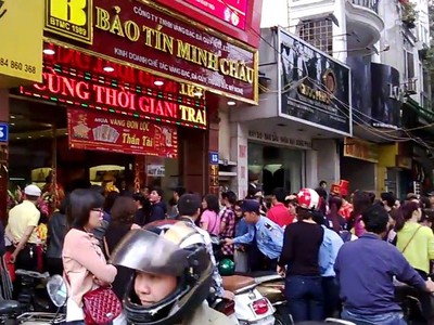 Người dân xếp hàng mua vàng ngày Vía Thần Tài