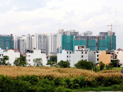 Thị trường bất động sản TP. HCM thời gian qua chứng kiến hàng loạt đợt bung hàng của các chủ đầu tư - Ảnh: Lê Toàn