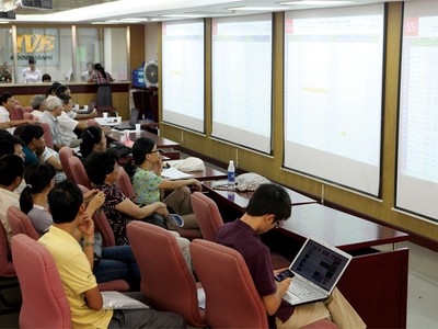 Nới room, không nên trao quyền cho cổ đông lớn