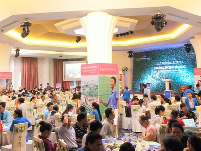Hàng trăm khách hàng tham dự sự kiện mở bán Dự án Aurora Da Nang City - Chi tiết liên hệ: CTCP Đất Xanh Miền Trung, 422 Đường 2/9, Hải Châu, Đà Nẵng - Hotline: 0932 43 63 83/0937126777 
