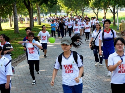 “Chạy vì trái tim 2015” tại Công viên Yên Sở thu hút hàng nghìn người tham gia trong không gian xanh của cây cỏ, mặt hồ Công viên Yên Sở