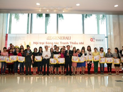 Đại diện các trường THCS và PTTH nhận cờ lưu niệm tham gia Hội trại sáng tác tranh Giải Generali 2015