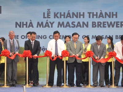 Phó Thủ tướng Chính phủ Hoàng Trung Hải và lãnh đạo ban, ngành, địa phương cắt băng khánh thành Nhà máy Bia (asan Brewery Hậu Giang