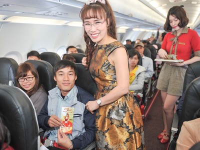 Bà Nguyễn Thị Phương Thảo, Tổng giám đốc Vietjet lì xì cho khách trên 1 chuyến bay đầu năm Bính Thân 2016