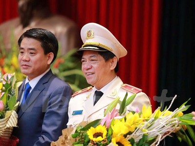 Thiếu tướng Đoàn Duy Khương (phải) nhậm chức Giám đốc Công an thành phố Hà Nội. (Ảnh: Minh Sơn/Vietnam+)
