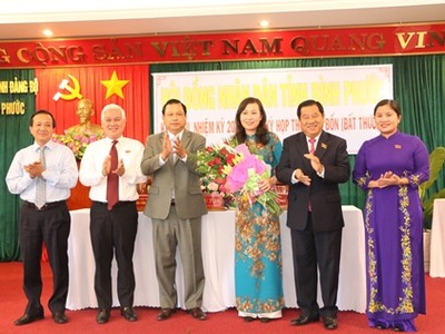 Lãnh đạo tỉnh Bình Phước chúc mừng bà Huỳnh Thị Hằng (thứ ba từ phải sang) được bầu giữ chức Phó Chủ tịch UBND tỉnh. Ảnh Báo Bình Phước