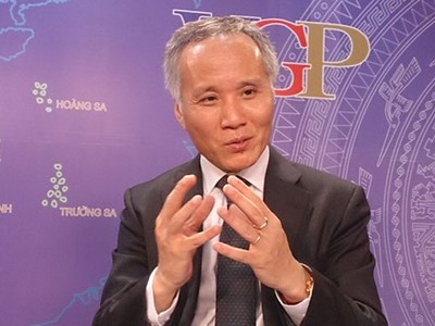  Ông Trần Quốc Khánh khuyến cáo, nên đọc kỹ Nghị định 42 trước khi ký bất kỳ hợp đồng nào liên quan đến hoạt động bán hàng đa cấp. Ảnh: Phan Thu. 