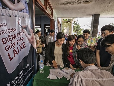 Người dân huyện đảo Lý Sơn đến điểm cấp đổi GPLX lưu động làm thủ tục rất đông vì không phải đi xe, tốn ít chi phí.Ảnh: Nam Long