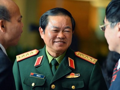 Đại tướng Đỗ Bá Tỵ bên hành lang Quốc hội - Ảnh: Zing

