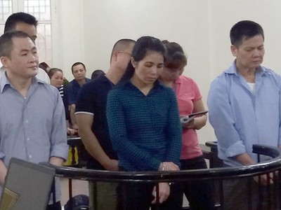 Ông Long (ngoài cùng bên trái) và các bị cáo tại toà