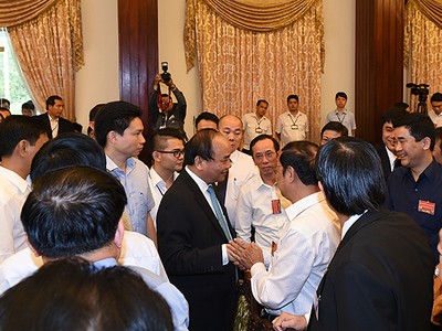 Thủ tướng Chính phủ Nguyễn Xuân Phúc tiếp xúc, trò chuyện với các đại biểu trước giờ khai mạc Hội nghị - Ảnh: VGP/Quang Hiếu