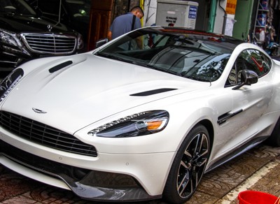 Aston Martin Vanquish màu trắng độc nhất ở Sài Gòn