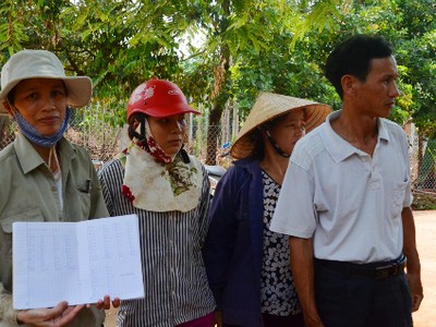 Người dân tụ tập trước nhà bà Niềm đòi nợ