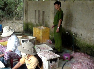 Lực lượng chức năng kiểm tra cơ sở vi phạm. Ảnh: VGP/Mai Vy