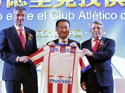 Wang Jianlin (giữa) trong sự kiện mua cổ phần Atletico Madrid năm ngoái. Ảnh: Reuters