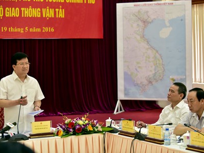 Phó Thủ tướng yêu cầu Bộ GTVT cần tăng cường công khai, minh bạch trong lựa chọn nhà đầu tư (ảnh: VGP)